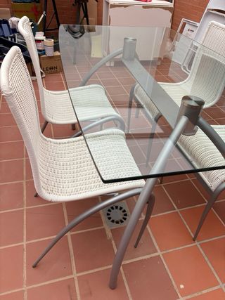 Mesa cristal + 4 sillas mimbre