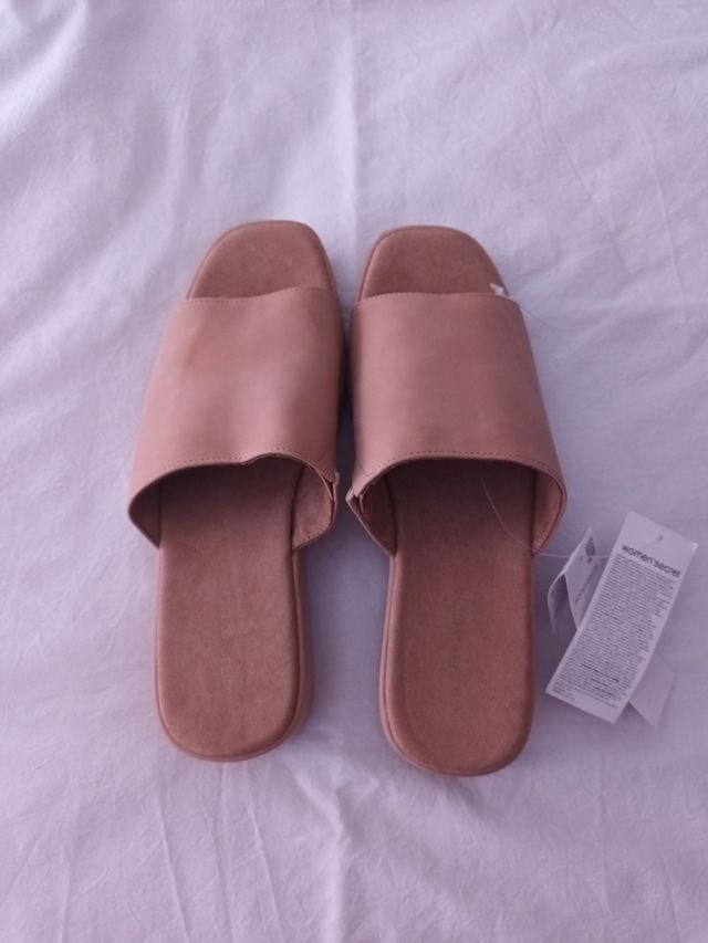 Sandalias plataforma Women'secret marrones.