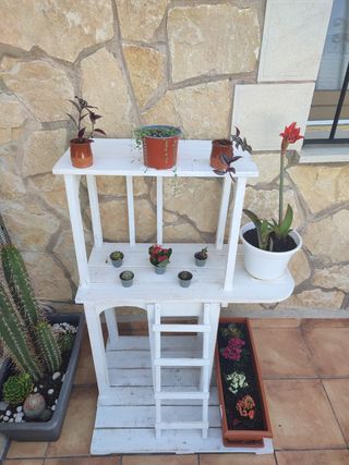 Macetero blanco de madera  Plantas incluidas