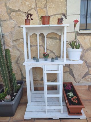 Macetero blanco de madera  Plantas incluidas