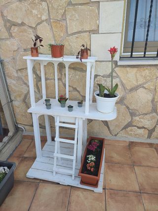 Macetero blanco de madera  Plantas incluidas