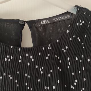 Blusa negra de Zara con lunares blancos