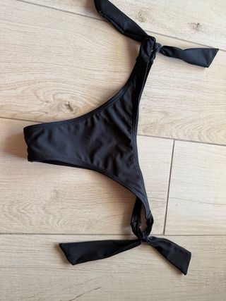 Bikini negro brasileña