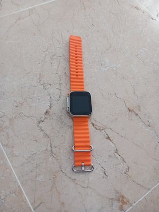 Reloj inteligente naranja