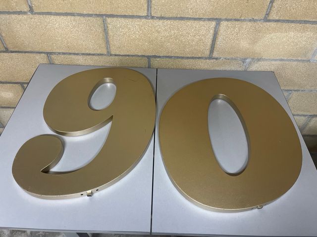 Números 90  y 60 dorados metal