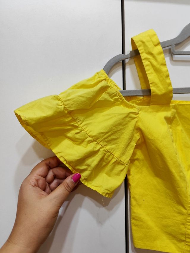 Top giallo Stradivarius maniche a volant M