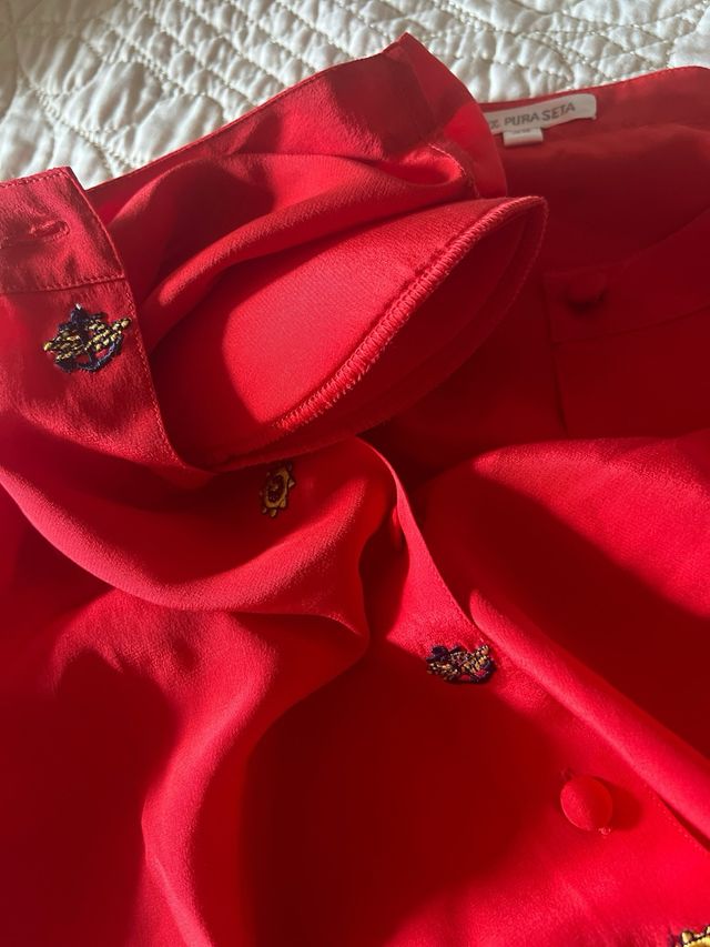 Camicia seta rossa con elementi mare ricamati