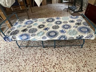 Cama plegable metálica azul