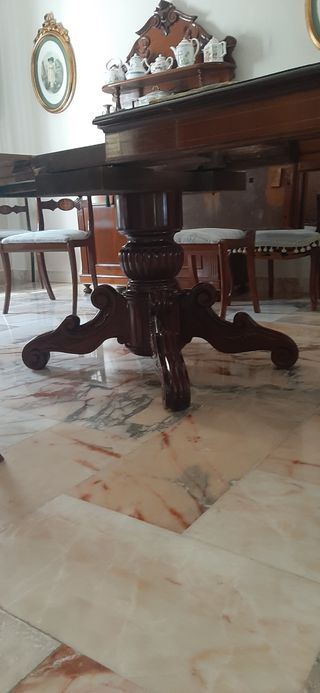 Mesa comedor madera color caoba con marquetería.