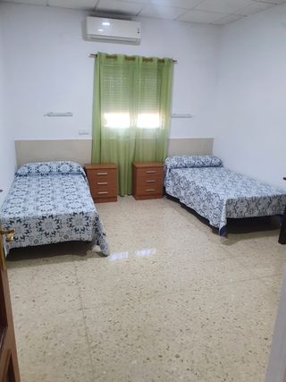 Alquilo casa completa o por habitaciones.