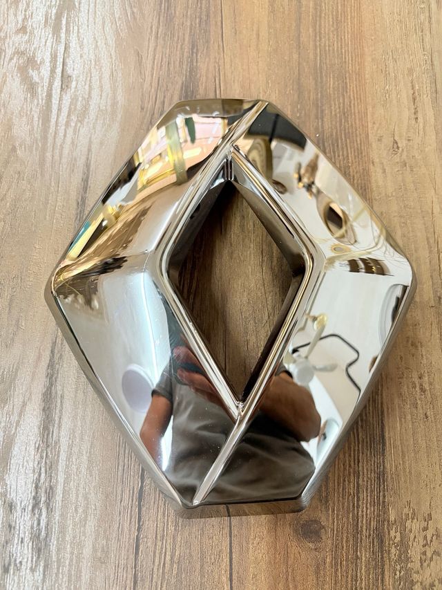 Emblema Renault Trafic: Cromato modello 2022-25