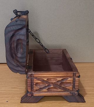 Caja antigua de madera tallada