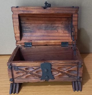 Caja antigua de madera tallada