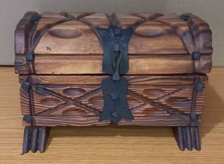 Caja antigua de madera tallada