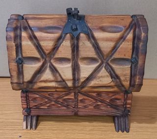 Caja antigua de madera tallada