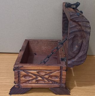 Caja antigua de madera tallada