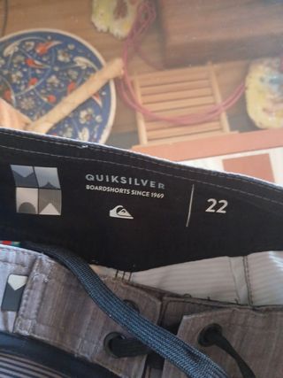 Bañador Quicksilver gris y rojo