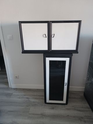 Vitrina y botellero blanco y negro