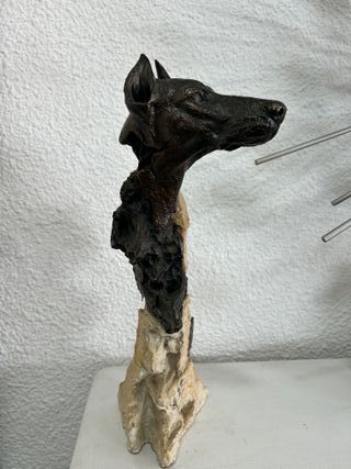 Escultura en resina y piedra de Tomas Imaz