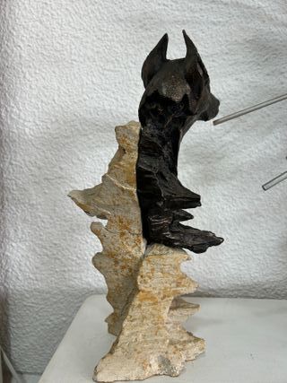 Escultura en resina y piedra de Tomas Imaz