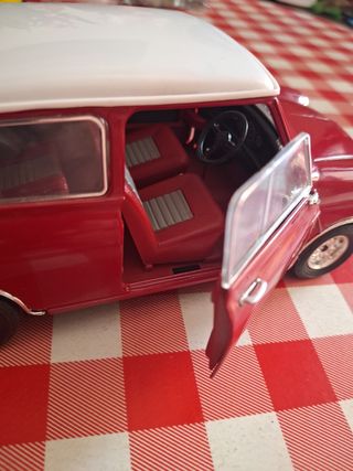 Mini Cooper clásico rojo escala 1:18