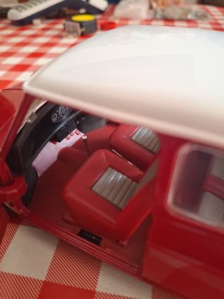 Mini Cooper clásico rojo escala 1:18