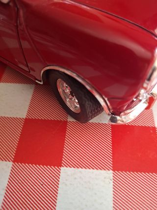 Mini Cooper clásico rojo escala 1:18