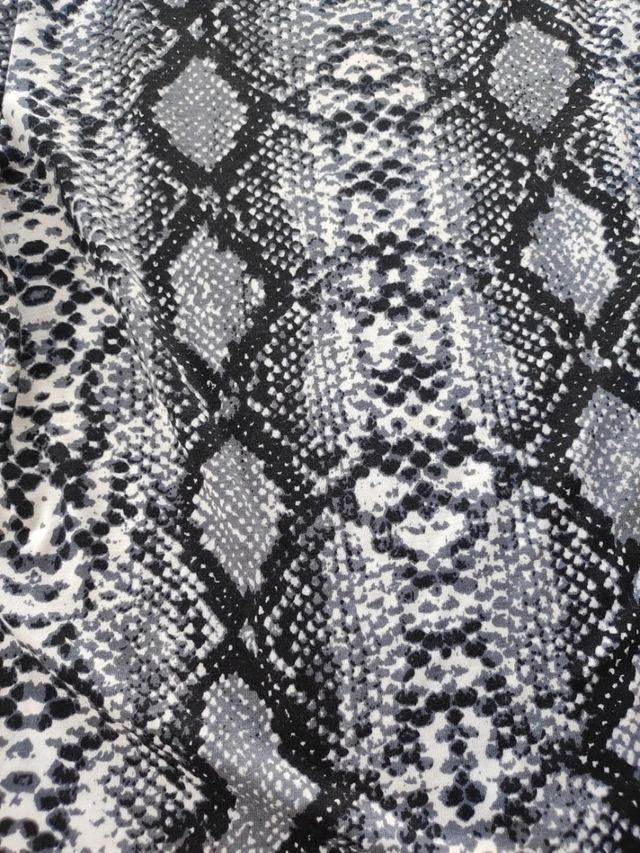 Top serpiente gris-negro