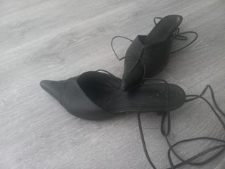 Sandalias negras atadas