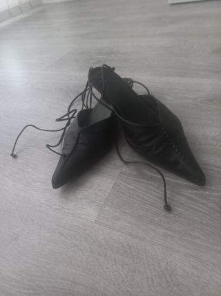 Sandalias negras atadas