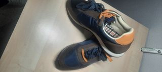 Zapatos deportivos azul marino y marrón