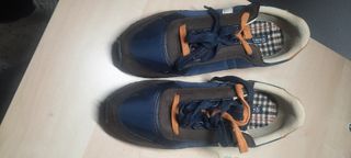 Zapatos deportivos azul marino y marrón