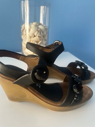 Sandalias cuña negras UNISA