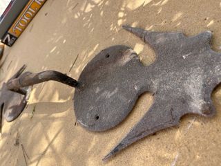 Tirador antiguo de metal