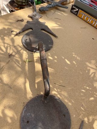 Tirador antiguo de metal