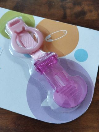 Sujetador de chupete emmay care