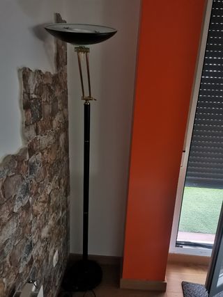 Lámpara de pie negra y dorada