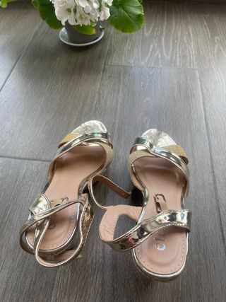 Sandalias doradas tacón - Elegantes
