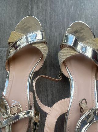 Sandalias doradas tacón - Elegantes
