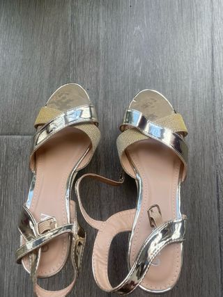Sandalias doradas tacón - Elegantes