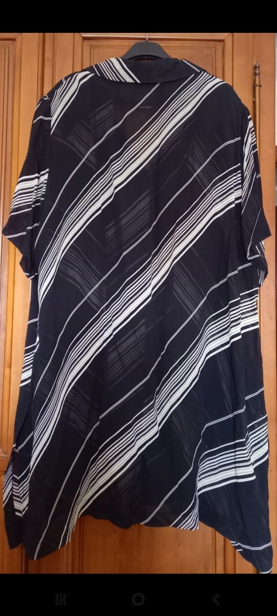 Camisola negra y blanca, nueva, sin estrenar.