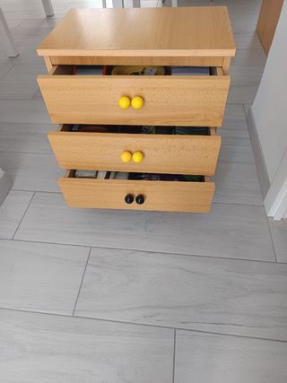 Mesita noche 3 cajones -madera amarilla