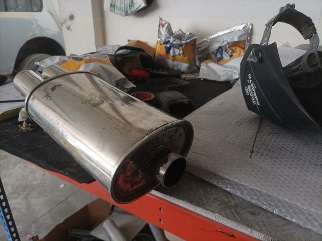 Escape trasero doble