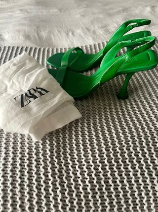 Sandalias tacón verde Zara