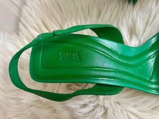 Sandalias tacón verde Zara
