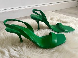 Sandalias tacón verde Zara
