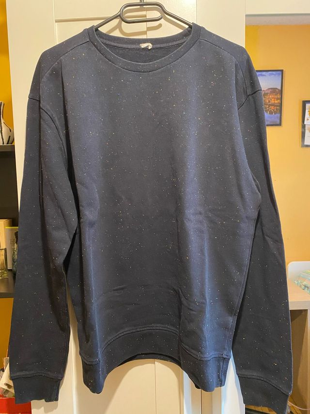 Sudadera azul con motas