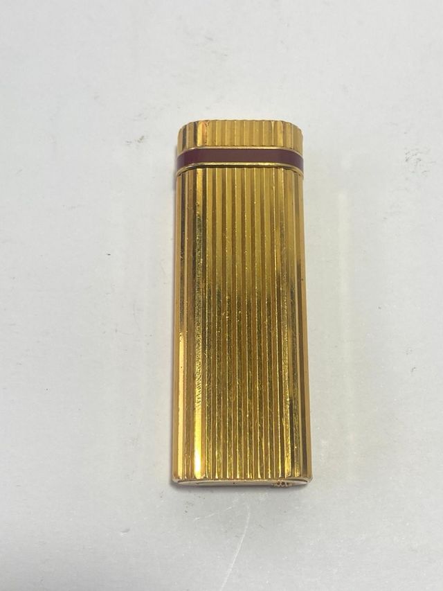 Accendino le Must de Cartier Godron placcato oro