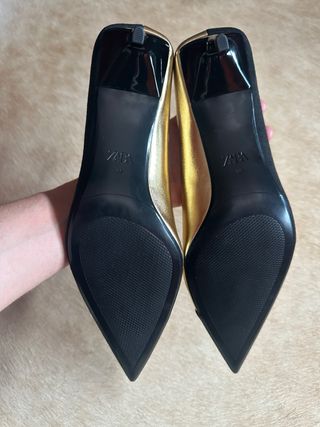 Salones Zara negros y dorados