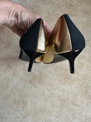 Salones Zara negros y dorados